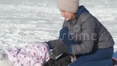 妈妈和女儿在玩<strong>雪球</strong>，妈妈和一个三岁的女儿在冬天玩<strong>雪球</strong>，女儿